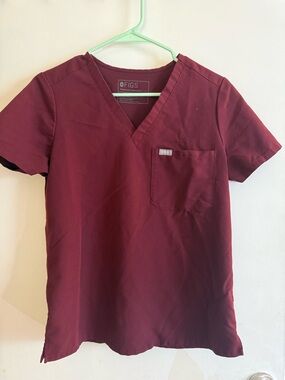 Figs Women’s V-Neck Scrub Top - Burgundy